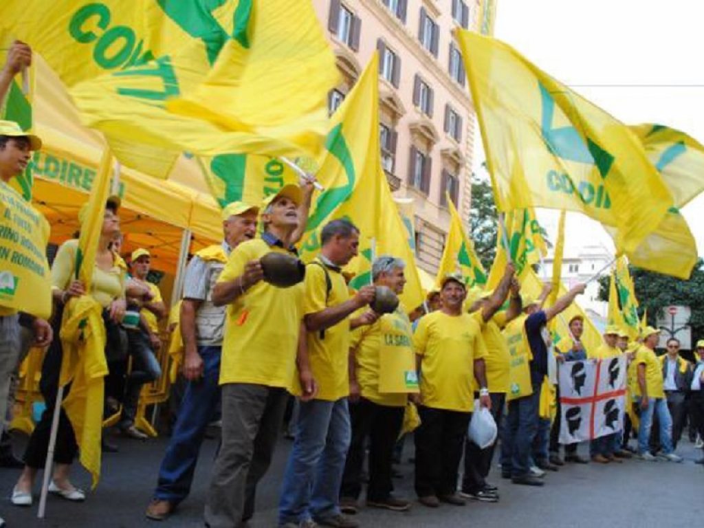 Pastori sardi e agricoltori in piazza a Montecitorio per la manifestazione di protesta organizzata dalla Coldiretti: gettati nelle strade finora 1 milione di litri di latte