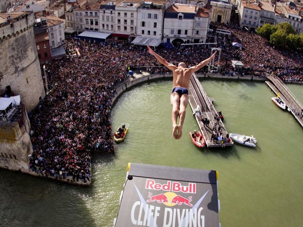 Al via la Red Bull Cliff Diving World Series 2019: quest’anno, il campionato di tuffi dalle grandi altezze più adrenalinico del mondo, fa ritorno con un totale di sette gare, propone tre inedite location e vede in competizione cliff diver di 18 nazionalità diverse