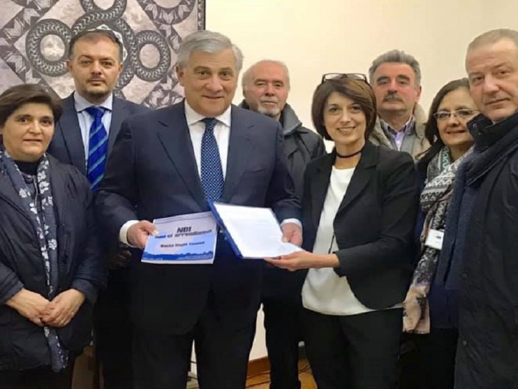 Roghi tossici e traffico illegale dei rifiuti nei campi rom della Capitale: consegnata una petizione europea a Tajani dopo il silenzio delle Istituzioni italiane