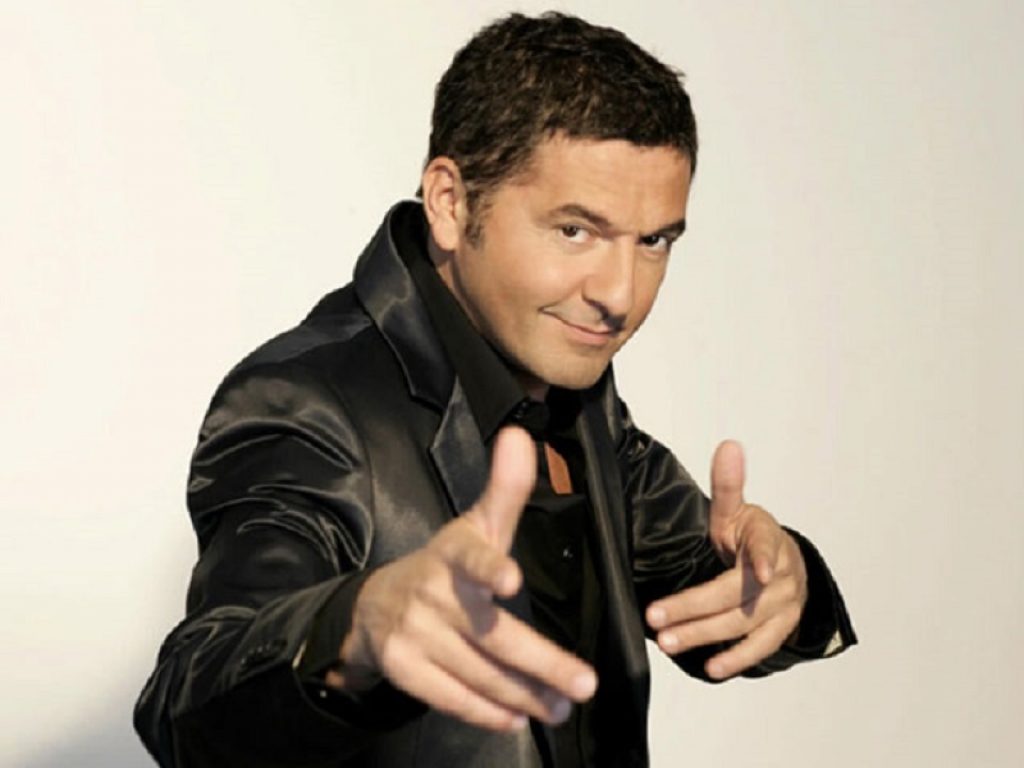 Dopo 15 anni lontano dalle scene, Mammucari torna al teatro con un monologo ironico e corrosivo sulla sua vita e il suo rapporto con le donne. Debutto a Milano il 27 febbraio, sabato 2 marzo a Firenze al TuscanyHall