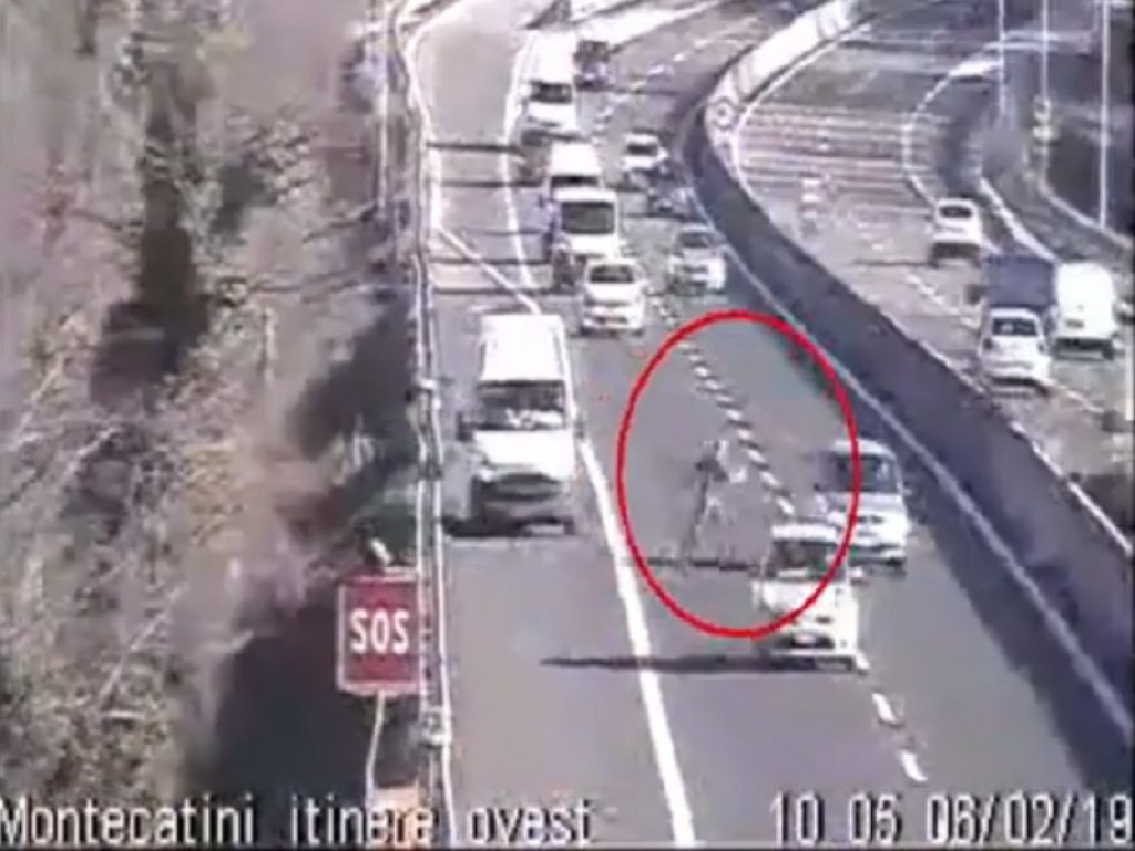 Attraversa a piedi l’Autostrada A11 per recuperare degli oggetti persi dal suo furgone: la Polizia Stradale ha sanzionato con 600 euro, 15 punti in meno dalla patente e la richiesta di revisione del documento di guida un 52enne romano