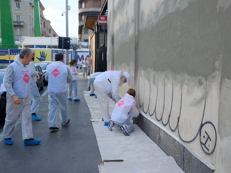 A Milano volontari di Opera San Francesco e di Retake Milano hanno lavorato insieme per ridipingere la facciata esterna della mensa per i poveri di corso Concordia e l’ingresso del servizio docce e guardaroba di via Kramer deturpati da scritte e graffiti
