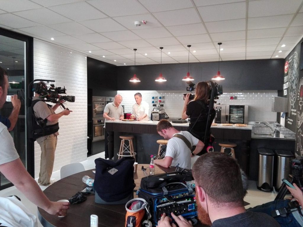 In onda nel Regno Unito un episodio del popolare programma di BBC Two "Inside the Factory" sulla pizza surgelata, girato mesi fa in un'azienda italiana, la Roncadin di Meduno