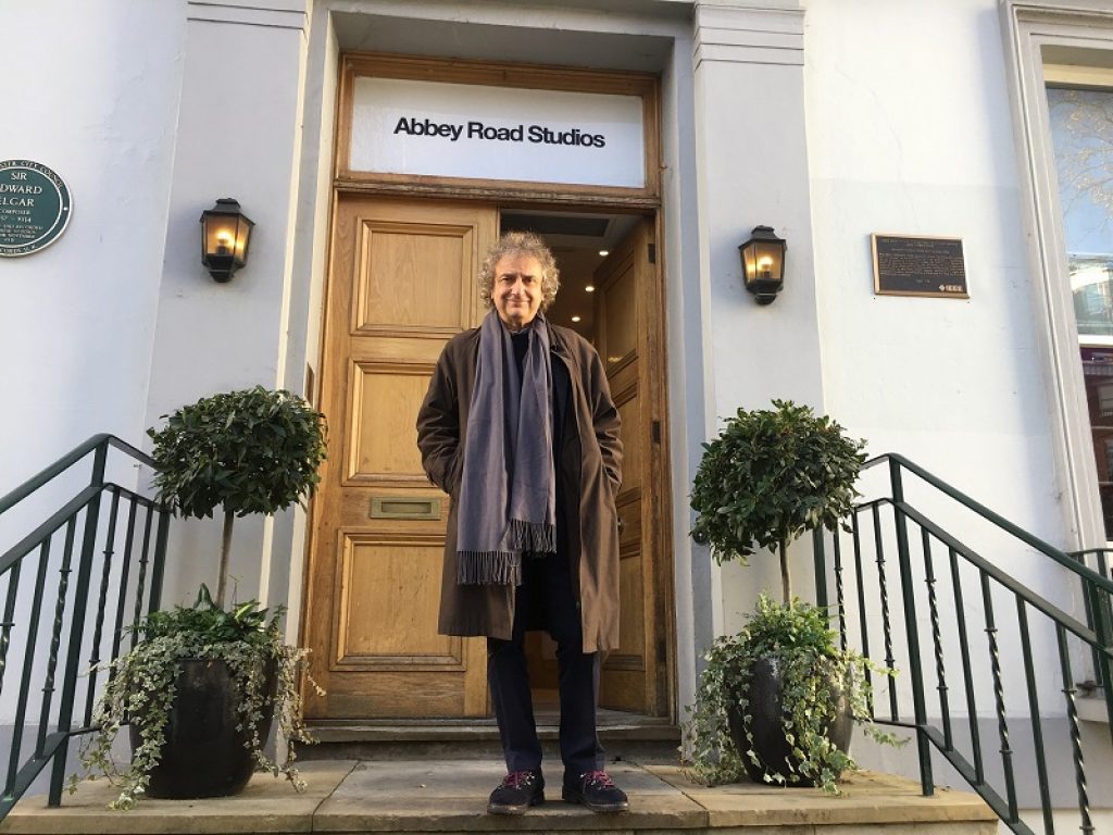 Pianoforte, voci, strumenti acustici ed elettronici in perfetto equilibrio: l’oceano di suoni che è la musica di Roberto Cacciapaglia arriva sul palco del teatro Morlacchi di Perugia