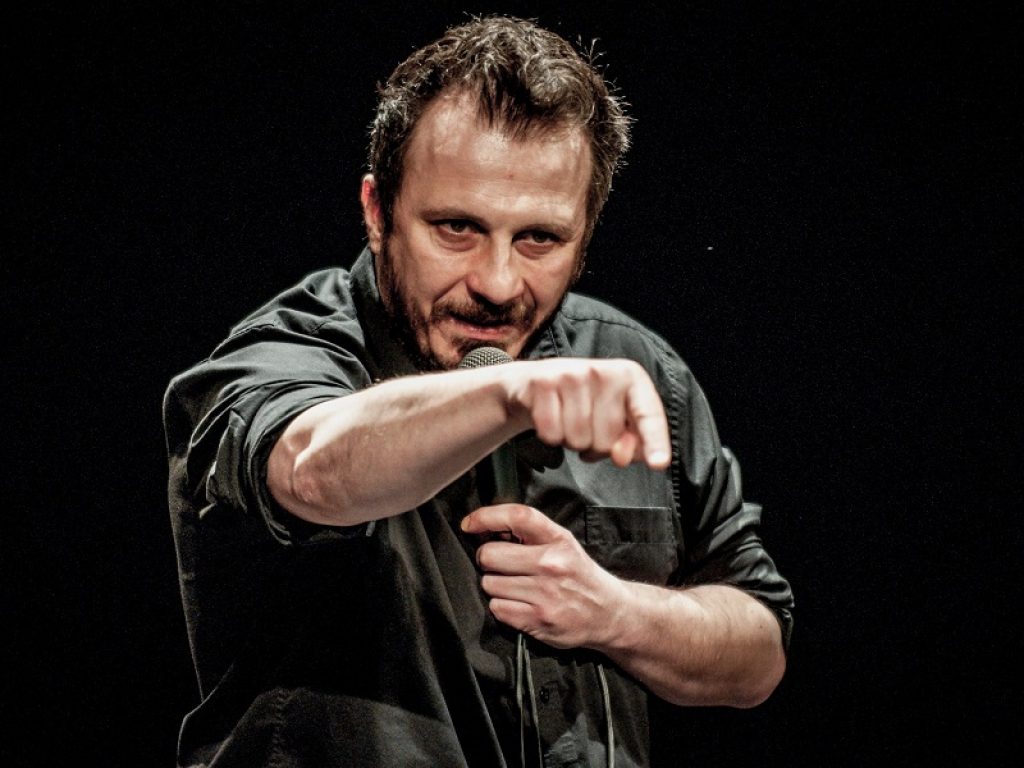 Il 16 marzo al Capitini di Perugia arriva il monologo satirico di Giorgio Montanini, una sorta di endovena adrenalinica che tenta di scuotere dal sonno profondo