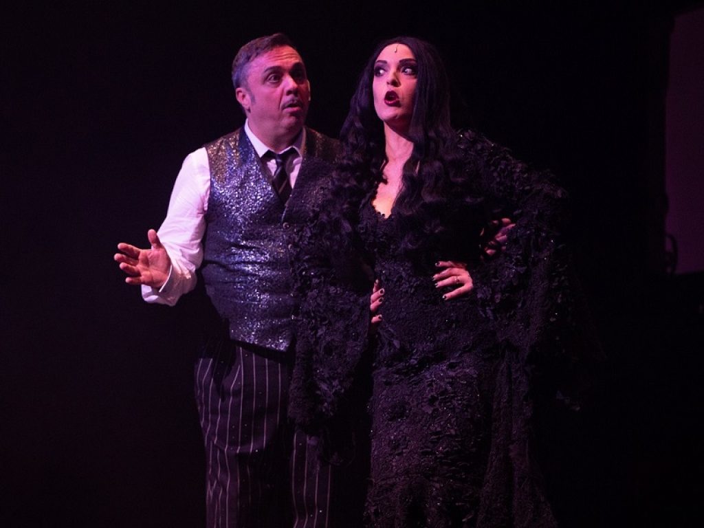 Il 12 marzo i personaggi creati da Charles Addams negli anni Trenta prendono vita al Lyrick di Assisi nella commedia musicale La Famiglia Addams
