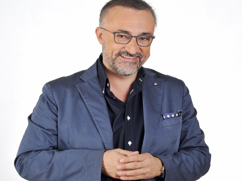 Da venerdì 8 a domenica 17 marzo sul palco del Teatro Augusteo di Napoli la commedia "Non mi dire te l'ho detto" con Paolo Caiazzo