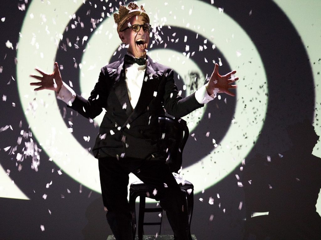 Dal 15 al 17 marzo all'OFF/OFF Theatre si parla d'Amore con Truman Capote - Questa cosa chiamata Amore, spettacolo tratto da e dedicato a Capote, scritto da Massimo Sgorbani e interpretato da Gianluca Ferrato con la regia di Emanuele Gamba