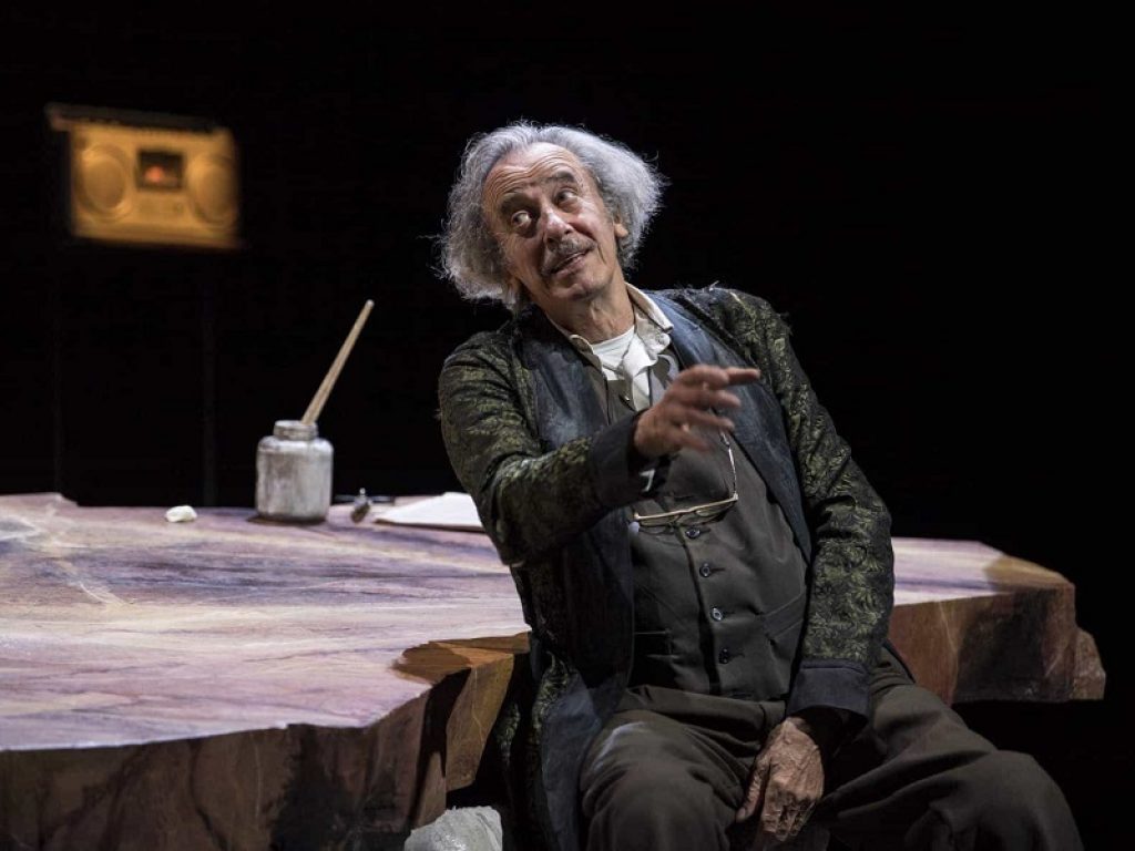 Sabato 16 marzo alle ore 21.00 e domenica 17 marzo alle ore 18.00 sul palco del Teatro Ivelise arriva lo spettacolo Uscita di emergenza