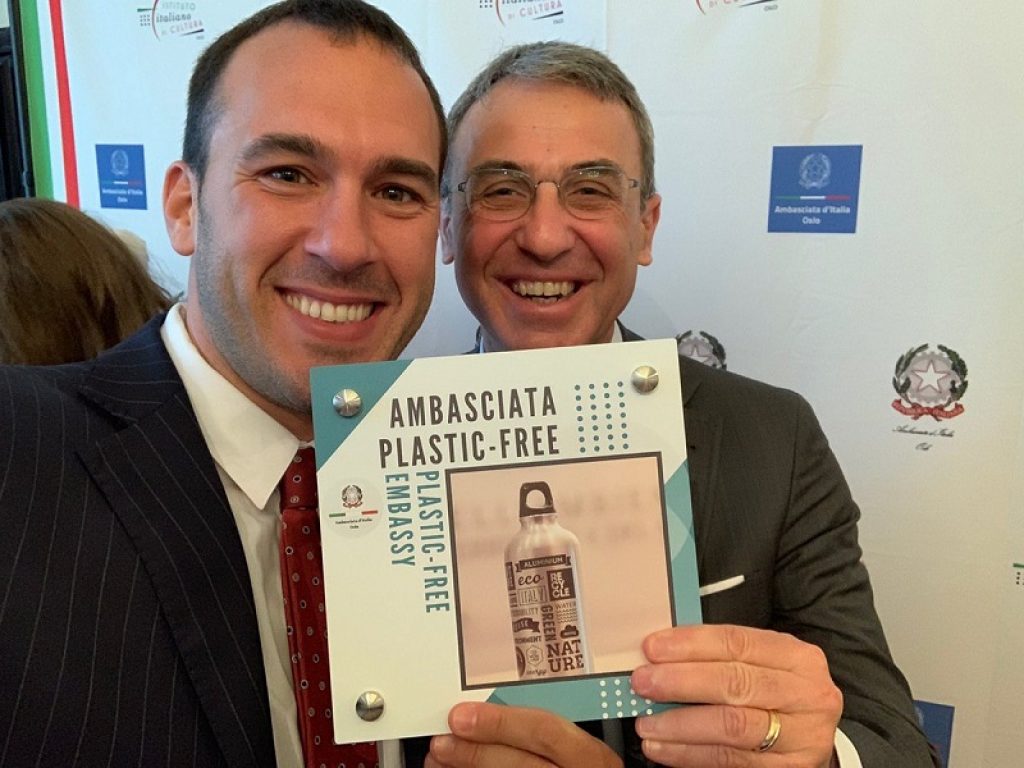 Il sottosegretario agli Esteri Manlio Di Stefano e il Ministro dell’Ambiente Sergio Costa hanno inaugurato in Norvegia la prima ambasciata al mondo plastic free