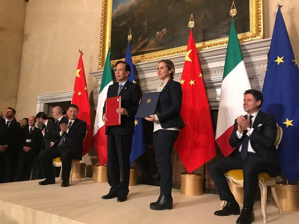 Firmati gli accordi Italia-Cina per l'export nel Paese del Dragone di carne suina e agrumi italiani. La soddisfazione dei ministri Grillo e Centinaio