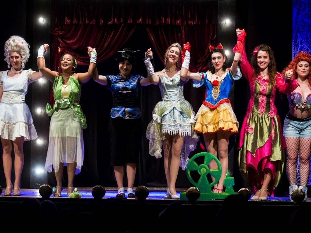 Il 15 marzo alle 21 al Nuovo Teatro Orione torna il musical Disincantate! Le più stronze del reame: uno spettacolo divertente e tutto al femminile che racconta le storie delle principesse delle favole come nessuno mai ha avuto il coraggio di svelare