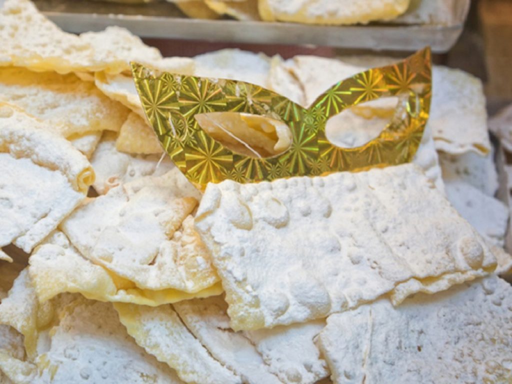 Dalle frappe alla cicerchiata: secondo le stime Coldiretti nella settimana di Carnevale vengono consumati circa 12 milioni di chili di dolci tipici per una spesa complessiva attorno ai 150 milioni di euro