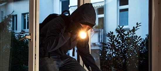 Blitz della Polizia di Stato: in manette sette persone accusate di una serie di furti nelle abitazioni di Cuneo e provincia. Si spacciavano per appartenenti alle Forze dell'ordine