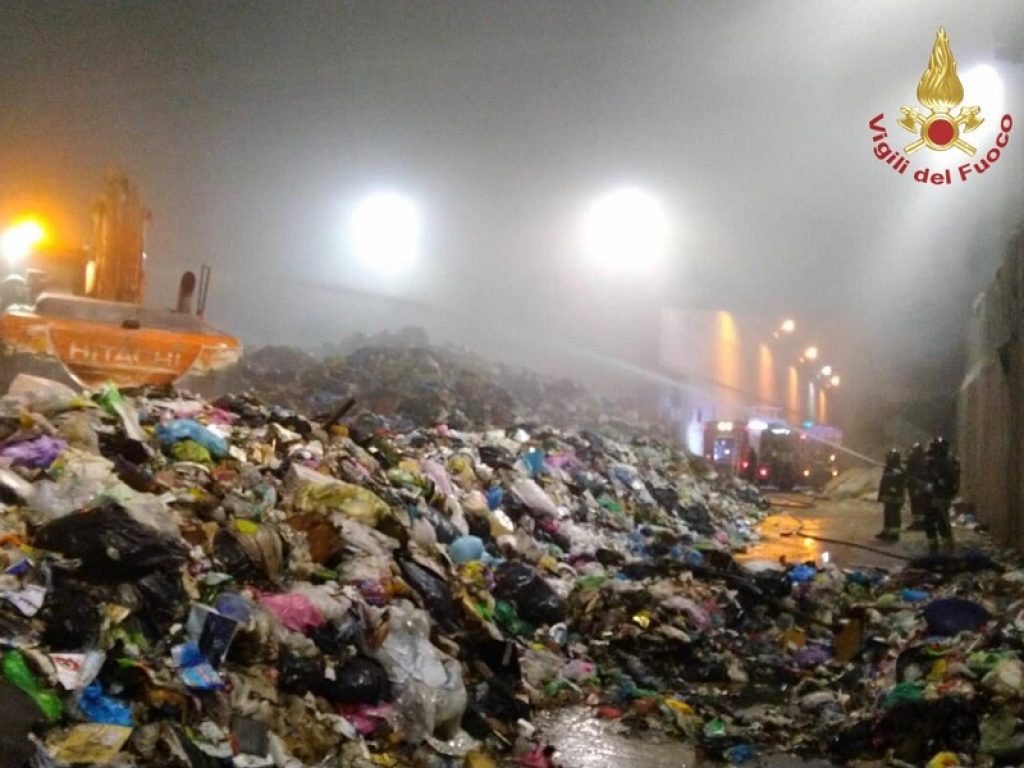 I Gruppi Ricerca Ecologica del Lazio intervengono dopo i roghi al Tmb di Rocca Cencia e al campo rom di via del Salone: gli incendi hanno avvelenato l’aria del già provato quadrante Est