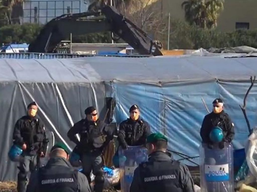 Partiti oggi lo sgombero e la demolizione della tendopoli di San Ferdinando, in provincia di Reggio Calabria: le persone sfollate saranno accolte in strutture di accoglienza