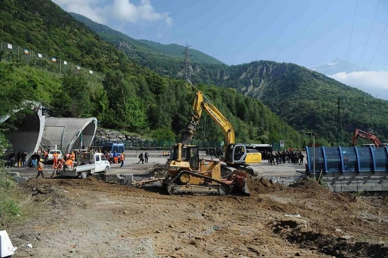 Tav, maggioranza spaccata: il M5s esce dall’aula, l’opposizione aiuta il Governo e poi attacca: "Conte si dimetta"
