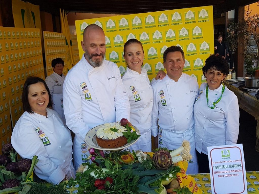 Una torta di mele italiane dedicata al premier cinese Xi Jinping ha aperto la giornata della cucina contadina per chiedere il superamento delle barriere commerciali tra Italia e Cina