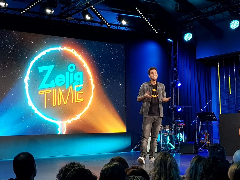 Direttamente da ZeligTv, il giovanissimo talento comico Vincenzo Comunale irrompe sul palco del Teatro Tordinona di Roma con il suo one man show il 16 e il 17 aprile