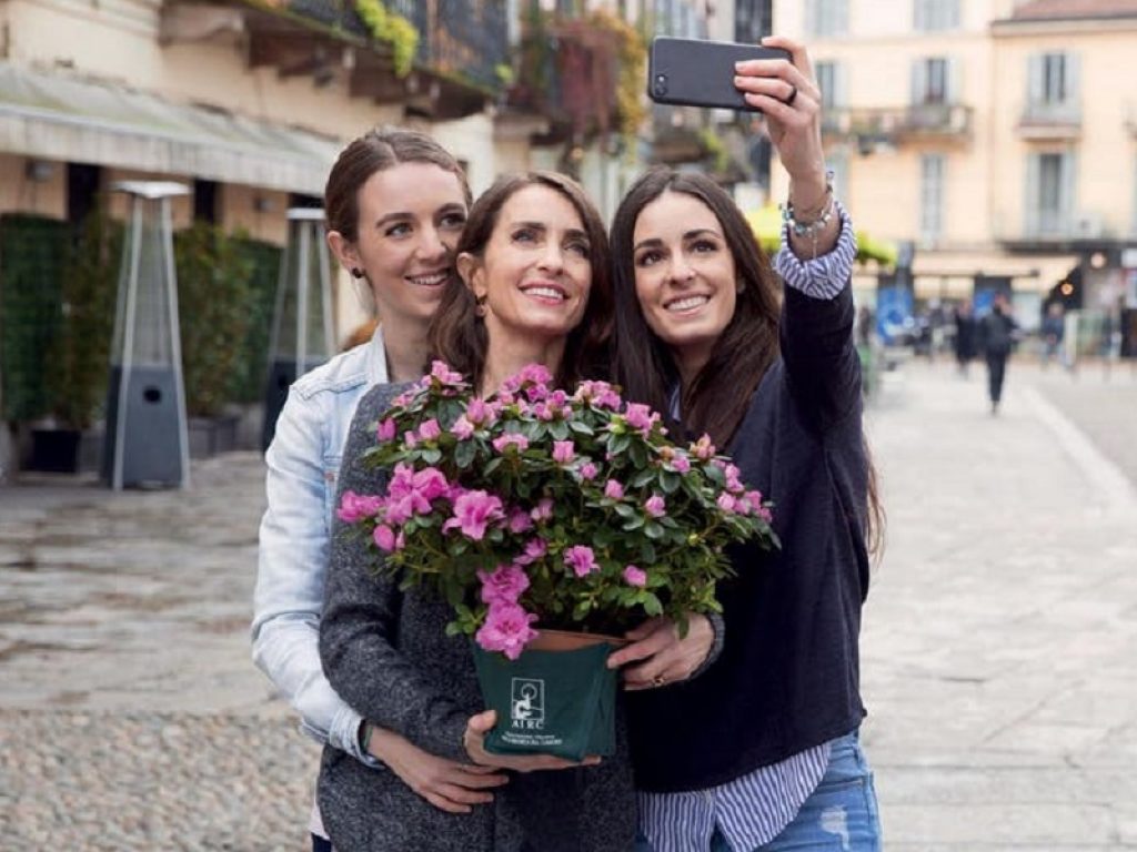Il 12 maggio, Festa della Mamma, nelle piazze italiane ventimila volontari della Fondazione AIRC saranno impegnati in tutta Italia per distribuire L’Azalea della Ricerca