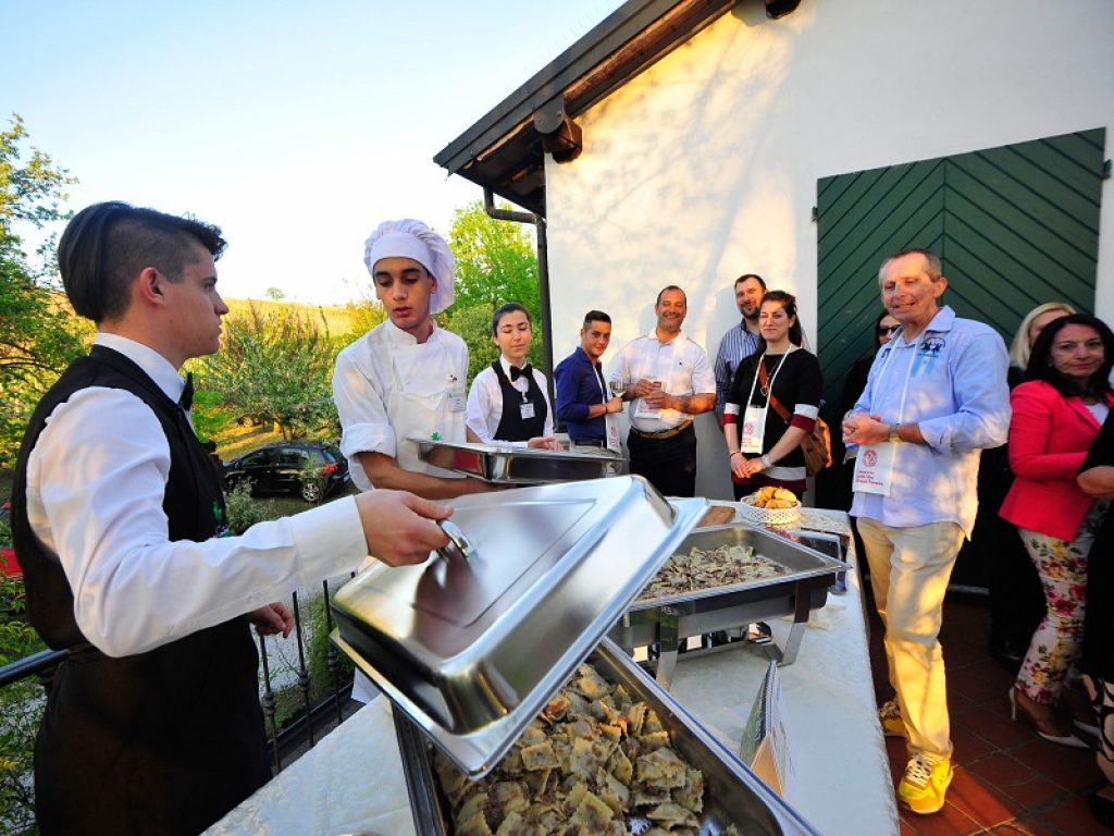 Torna la sfida benefica per incoronare il migliore agnolotto dell’Oltrepò Pavese: il 28 aprile alla Tenuta Calcababbio: il 28 aprile alla Tenuta Calcababbio 13 ristoranti parteciperanno a “Il Palio dell’Agnolotto”