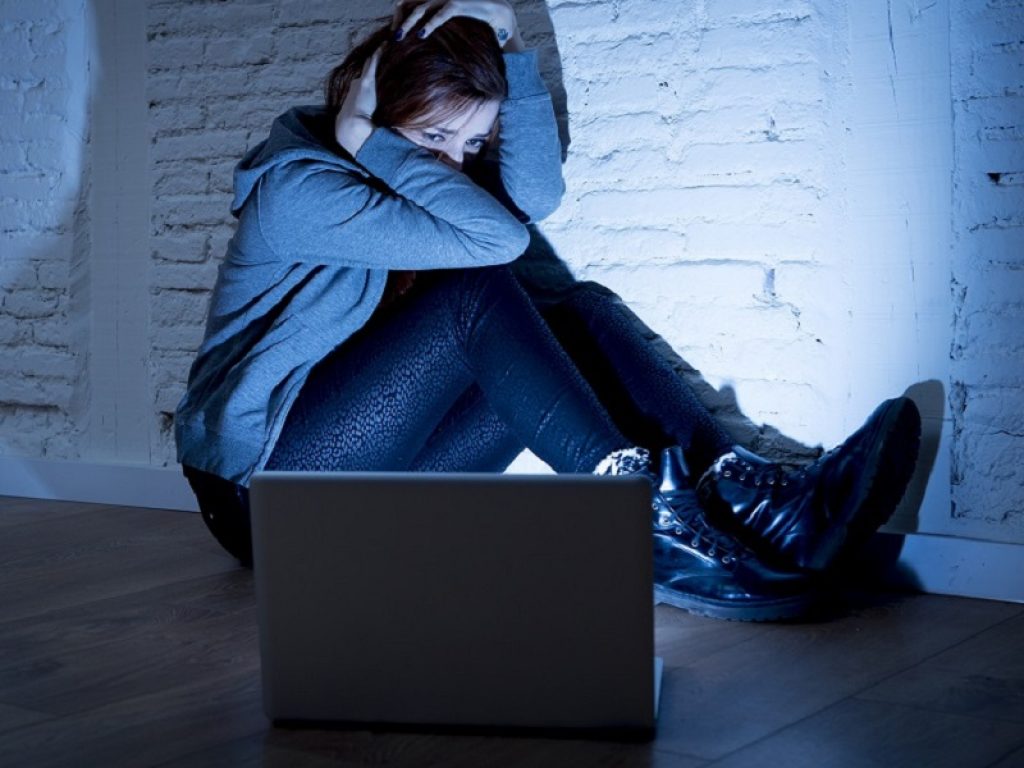 Cyberbullismo, revenge porn, stalking online, minacce e insulti sui social network: le compagnie assicurative stiano mettendo a punto polizze dedicate alla protezione dei cittadini