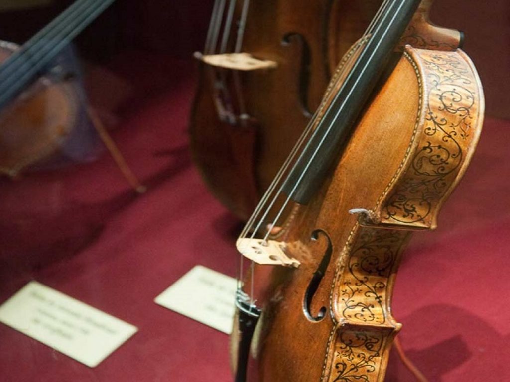 Mentre scatta il nuovo allarme della Protezione civile per frane e bufere in Veneto, dagli abeti della Val di Fiemme abbattuti dalla tempesta nasceranno i futuri violini di Stradivari