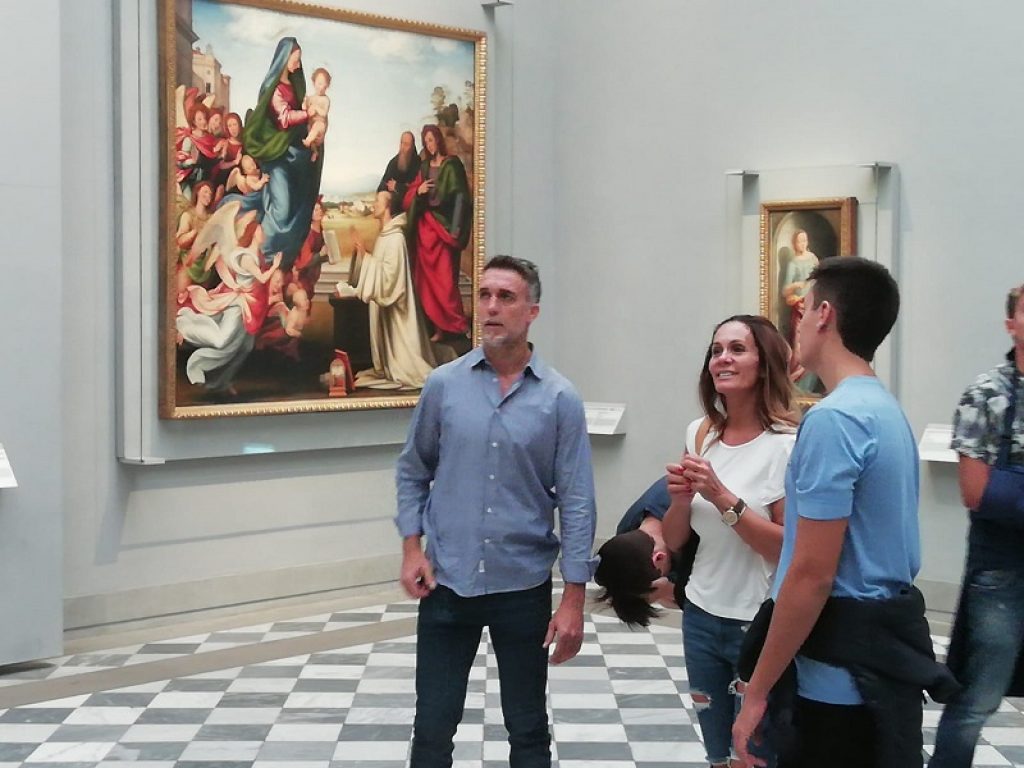 L'ex attaccante della Fiorentina Gabriel Batistuta in visita con la famiglia alle Gallerie degli Uffizi: dalla Venere di Botticelli ai capolavori di Leonardo, un tuffo nell'arte e nella bellezza