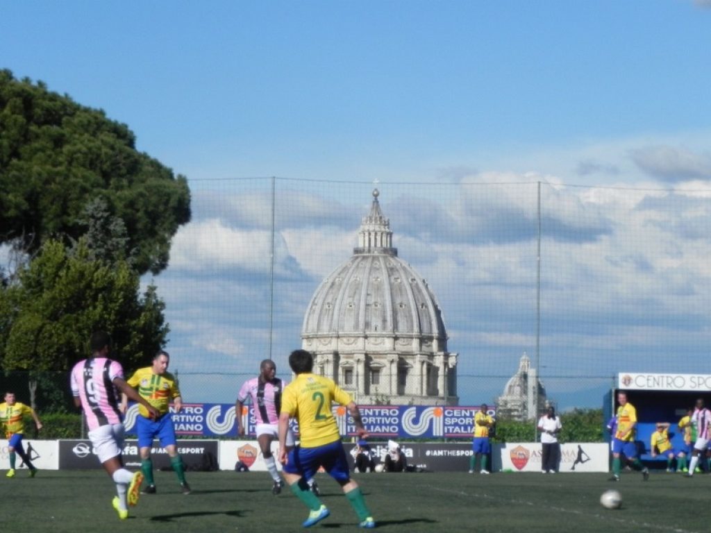 Oggi in campo le otto squadre di sacerdoti e seminaristi ancora in corsa per la Clericus Cup. Le parole di Papa Francesco al Csi risuonano come un monito per i protagonisti del Mondiale pontificio