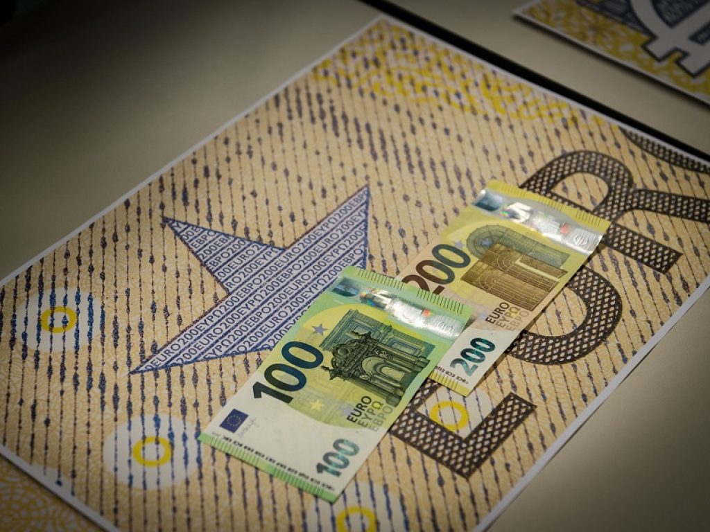Dal 28 maggio in circolazione le nuove banconote da 100 e 200 euro della serie “Europa”. La Bce: saranno più durevoli e difficili da falsificare