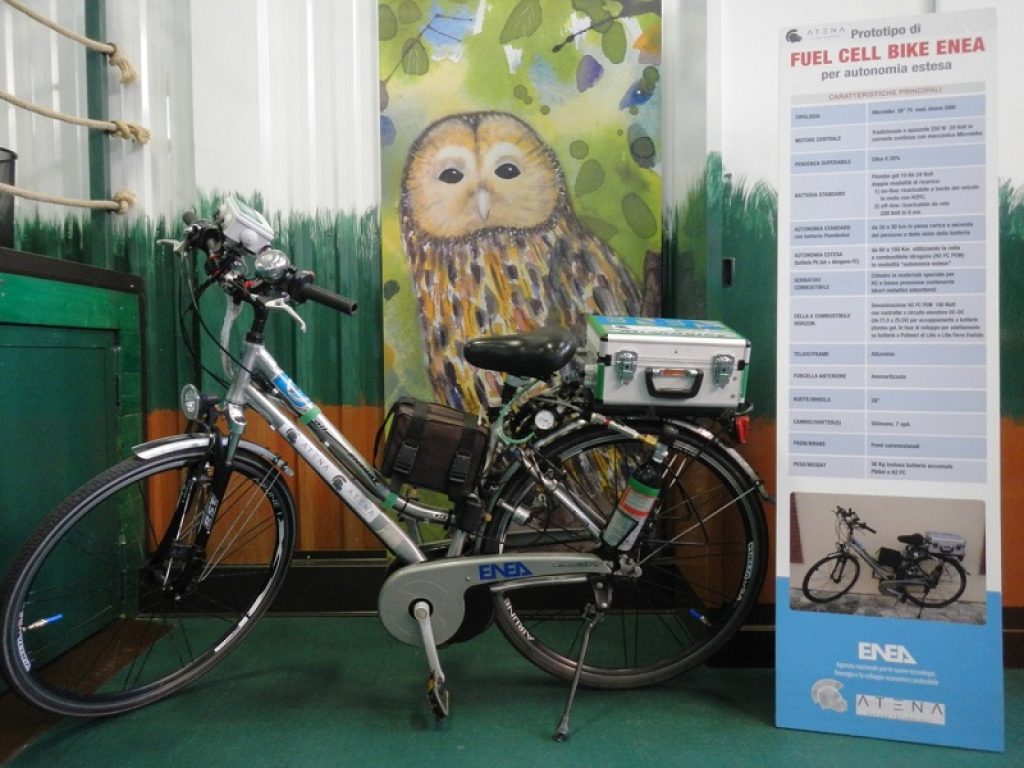 Mobilità elettrica: in occasione del Gran Premio Formula E a Roma, la bici elettrica "a idrogeno" dell'ENEA alla parata dei mezzi ecologici