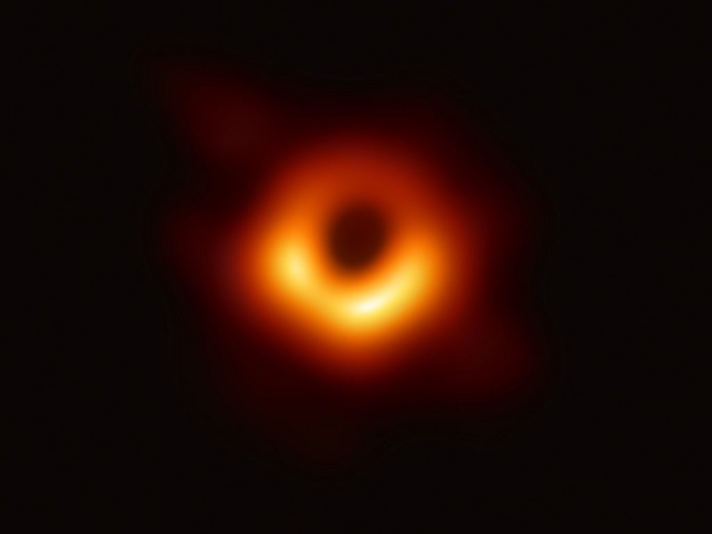 Team italo-svedese misura la velocità di rotazione del buco nero nella galassia M87. Impiegata per la prima volta una tecnica che sfrutta una proprietà particolare della luce