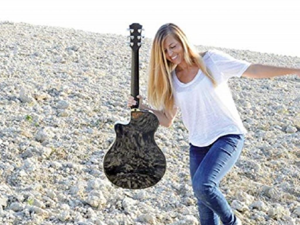 L'11 Aprile Elisabetta Sbrolla propone, sul palco del Teatro Ivelise, il suo concerto acustico indipendente e ricco di armonie. Tra canzoni originali, inediti e cover da non perdere