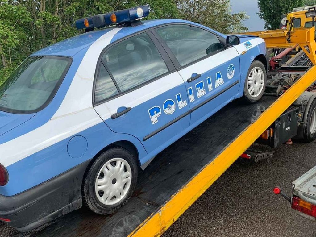 Trapper italo-romeno di 28 anni denunciato per vilipendio alle Istituzioni: ha noleggiato un'auto scenica simile a quella della Polizia per girare scene denigratorie
