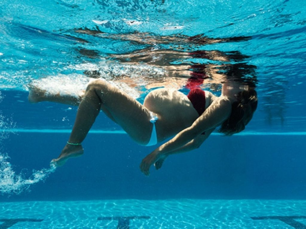 L’acqua è la migliore alleata delle donne in gravidanza: uno studio ha dimostrato che l'aerobica in acqua riduce il rischio di subire una lesione vaginale durante il parto