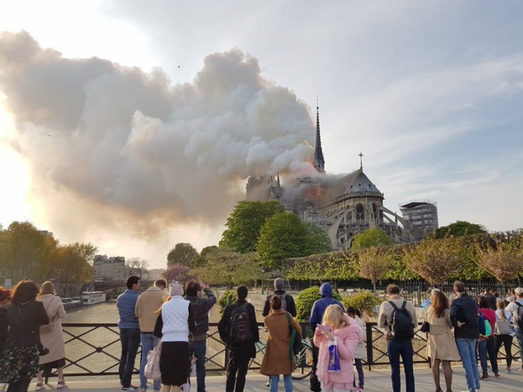 Brucia la Cattedrale di Notre-Dame: fiamme e una colonna di fumo si sono alzate nel cielo di Parigi. Pompieri al lavoro