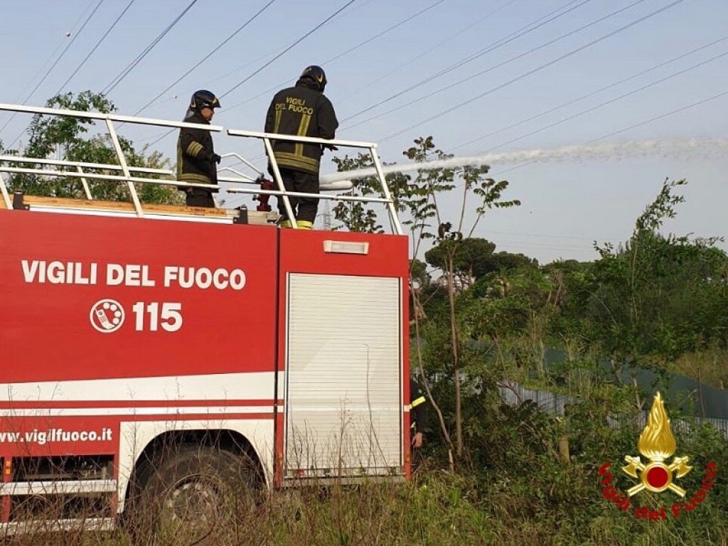 Incendio di rifiuti nel quartiere Collatino a Roma: i sindacati dei Vigili del fuoco intervengono sulle condizioni di lavoro e di sicurezza