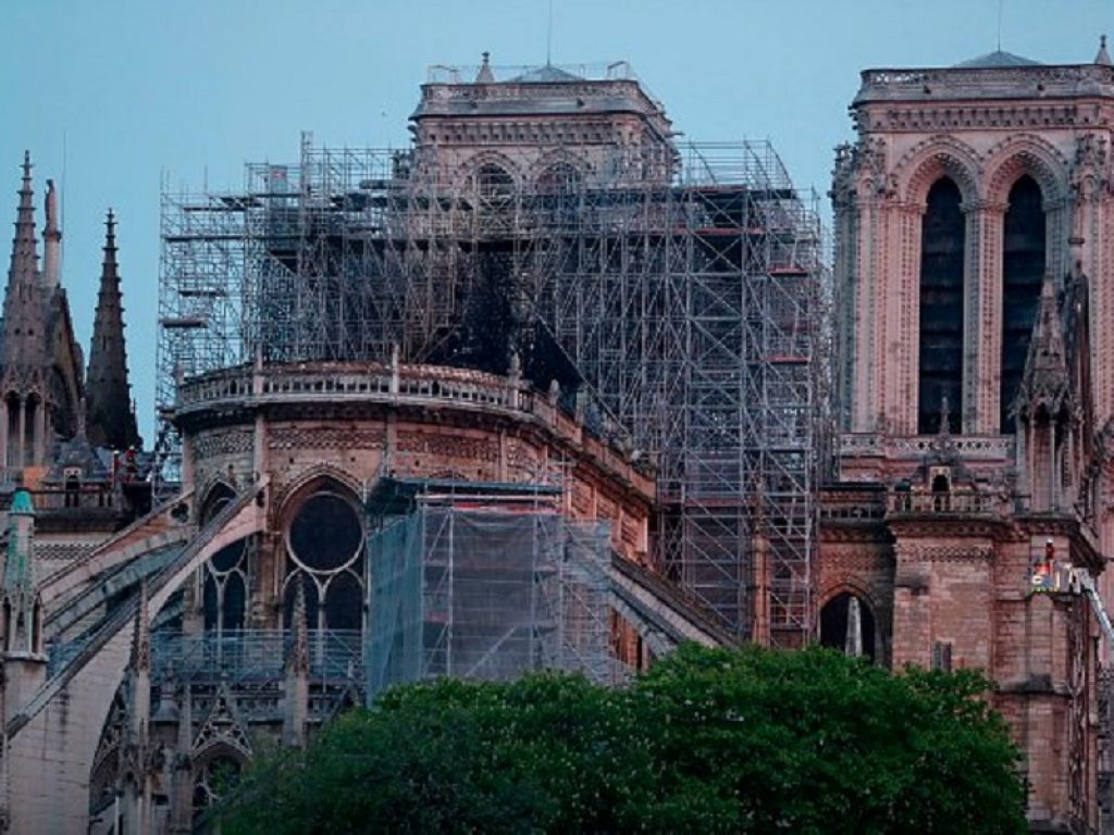 Cosa resta della Cattedrale gotica di Notre-Dame a Parigi dopo il grave incendio: in salvo la struttura, la facciata con le due torri campanarie e i tesori custoditi all'interno della cripta