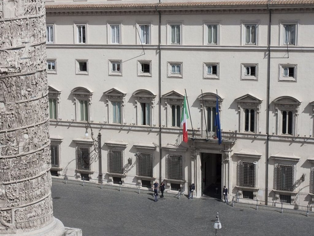 Notte di trattative a Palazzo Chigi: arriva la fumata bianca sul mondo della scuola con l'accordo siglato da sindacati e Governo. Rinviato lo sciopero del 17 maggio