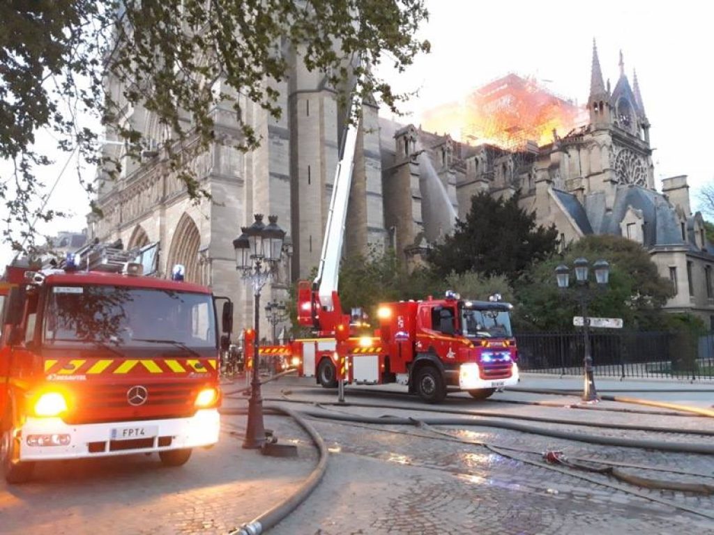 I sindacati dei Vigili del fuoco italiani esprimono vicinanza ai pompieri francesi che da ieri sera lottano contro l'incendio alla Cattedrale di Notre-Dame a Parigi