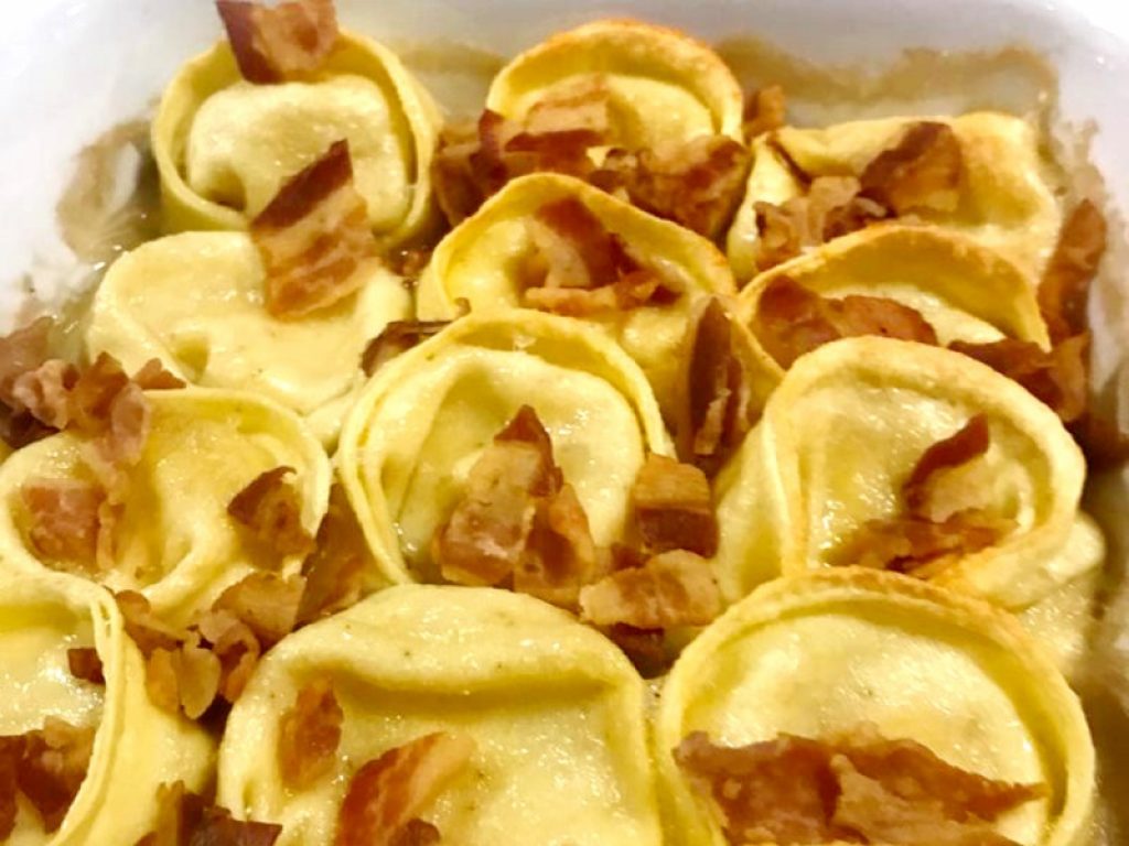 Oggi è il Carbonara Day: a proposito di tradizione rivisitata, ecco i tortelli di Carbonara dello chef del Quirinale Fabrizio Boca. Il presidente Mattarella li ha voluti alla cena di Gala in onore del Presidente cinese Xi Jinping