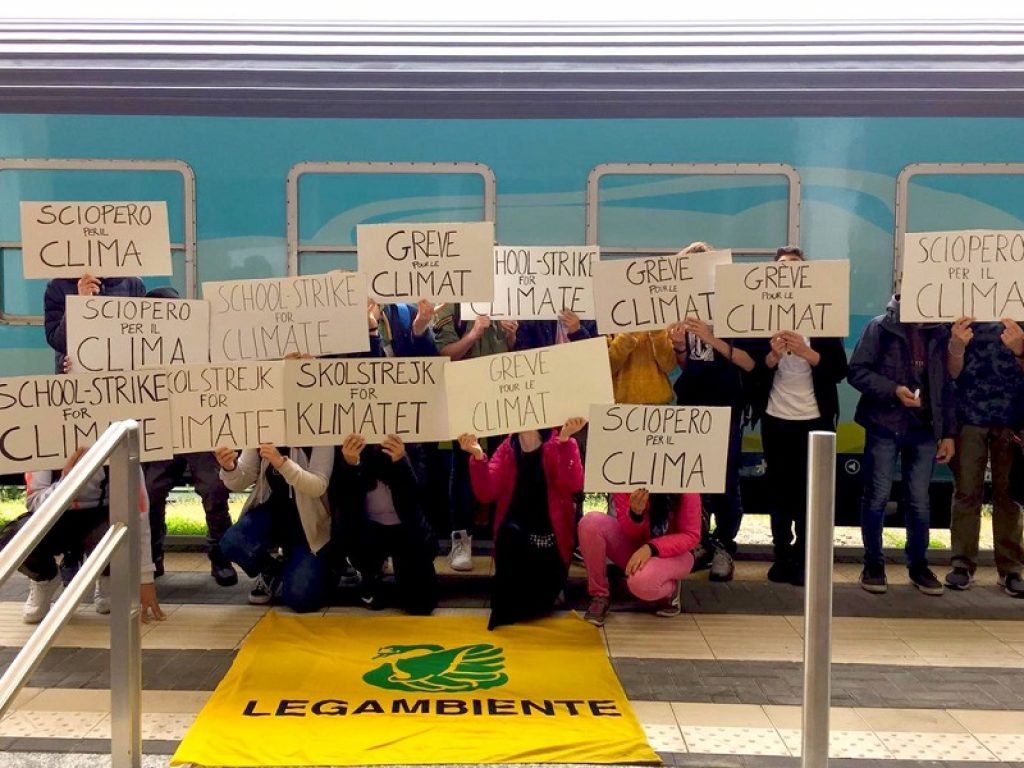 Dodici tappe, 40 giorni di viaggio, 79 monitoraggi hotspot per misurare le polveri sottili, con un unico obiettivo: disegnare un futuro a zero emissioni. Oltre 30mila visitatori e 16mila studenti coinvolti dal Treno Verde di Legambiente