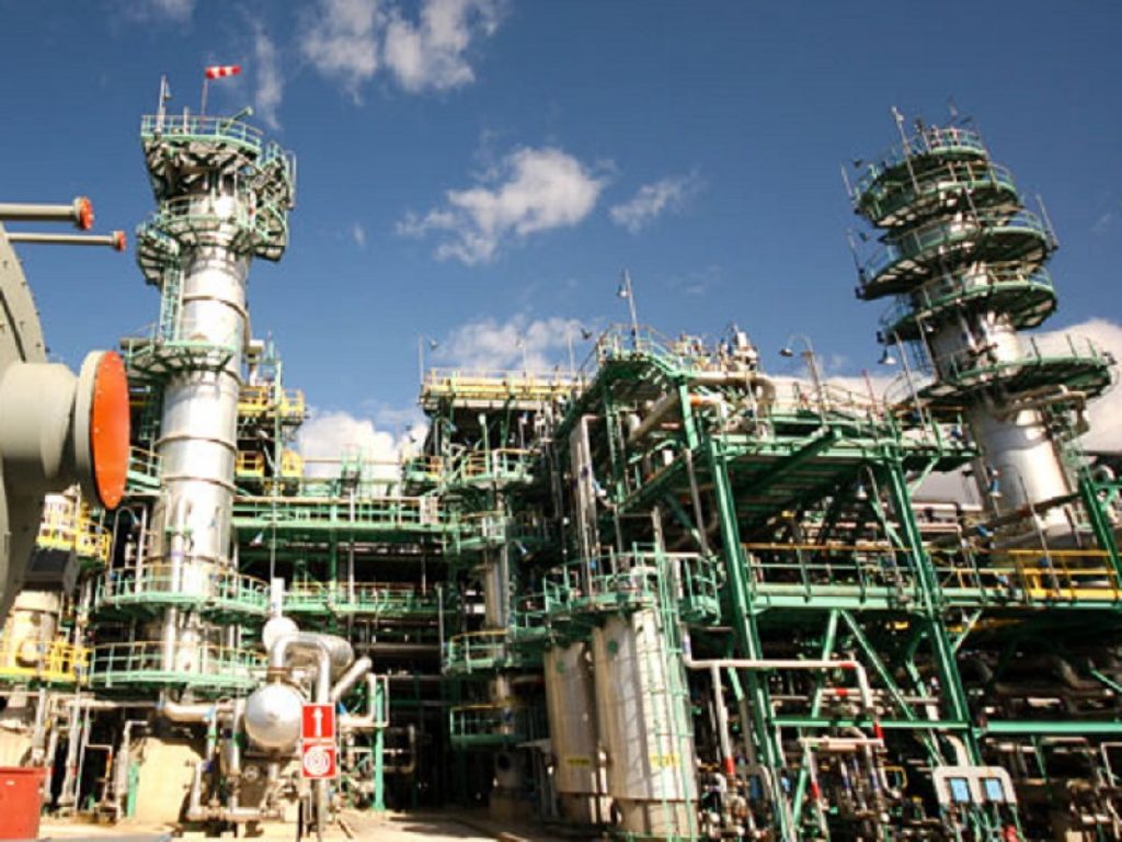 I carabinieri del NOE hanno eseguito un’ordinanza di arresti domiciliari nei confronti un dirigente di Eni spa, all’epoca dei fatti responsabile del C.O.V.A. di Viggiano (Potenza)