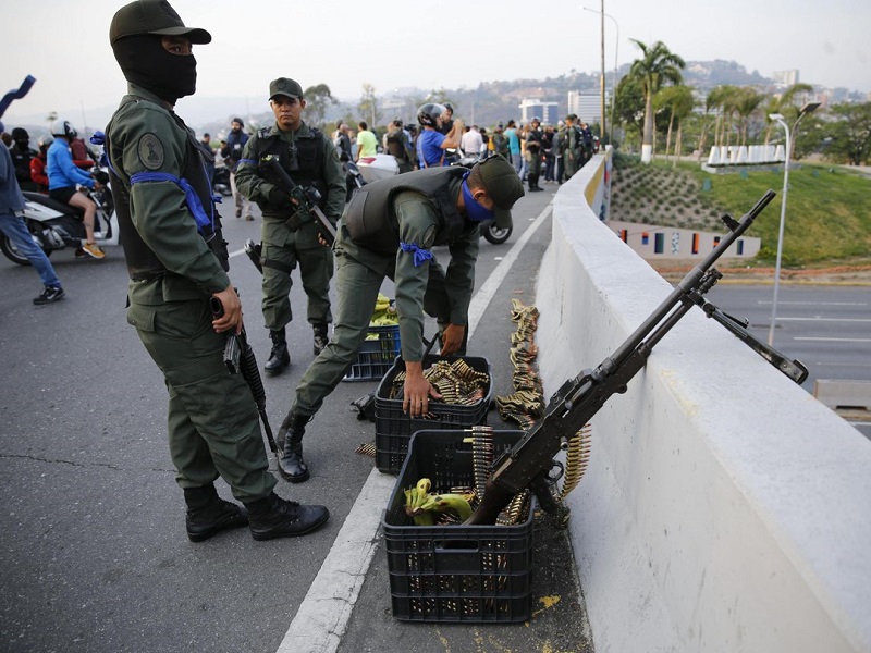 Caos e scontri in Venezuela dopo l'appello alla rivolta dell'autoproclamato presidente, Guaidò: “L’esercito è con noi, per la dittatura di Maduro è la fine”