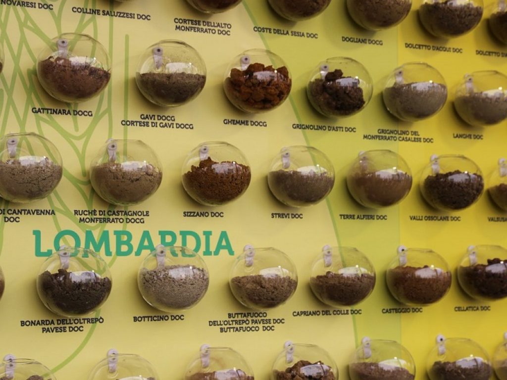 La rivoluzione nei consumi in atto fotografata al Vinitaly: svolta green nel bicchiere dove mai così tanto vino biologico è stato versato dagli italiani 