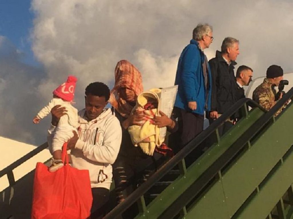 Accolti a Pratica di Mare dal sottosegretario Candiani 147 richiedenti asilo provenienti dalla Libia: tra loro 46 minori non accompagnati