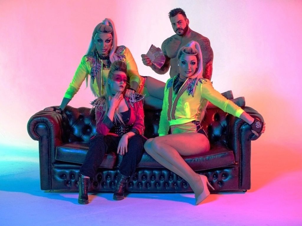La coppia di drag queen Karma B nel nuovo video di Ava "Adesso il capo sono io": tra suoni moombahton e sovarnismo femminile