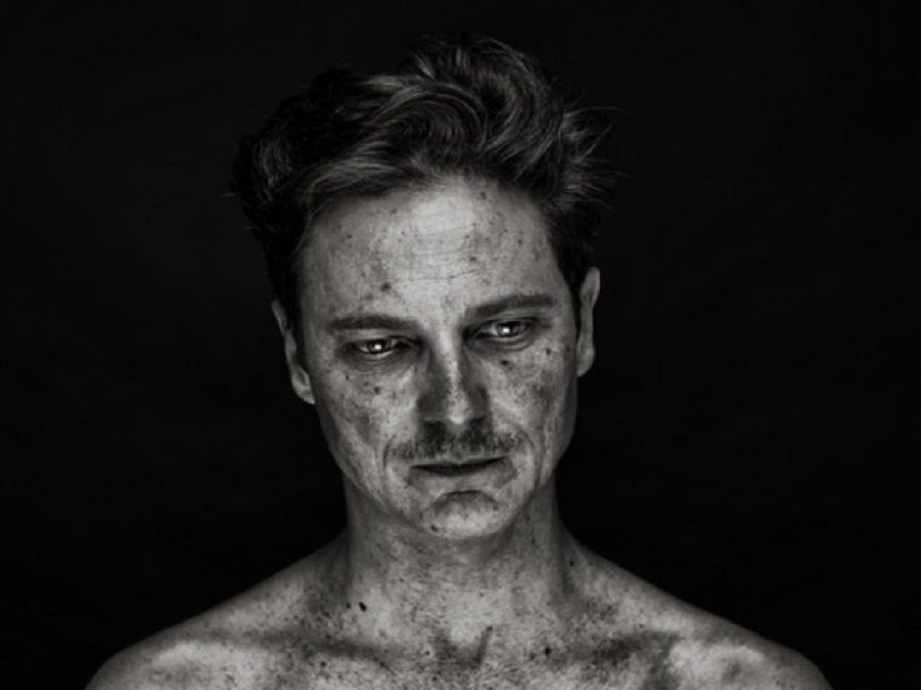 Pietro Baroni per la prima volta espone anche a Roma: al Leica Store emozioni, pensieri e desideri nascosti di persone comuni messe a nudo davanti all’obiettivo