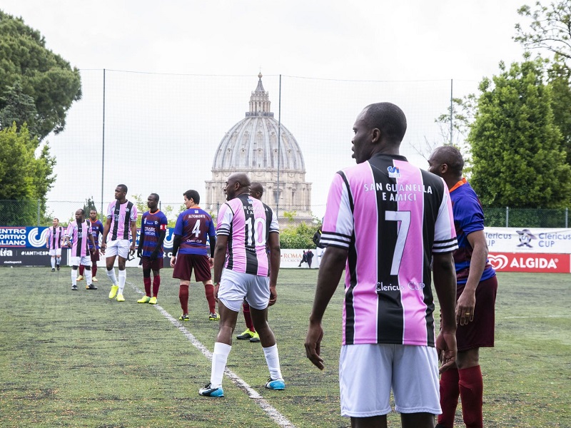 Domani si chiude la Clericus Cup, il Mondiale vaticano, con l’accesissima sfida Sedes-Urbano. Si gioca col pallone griffato Francesco, che in udienza ha salutato i capitani