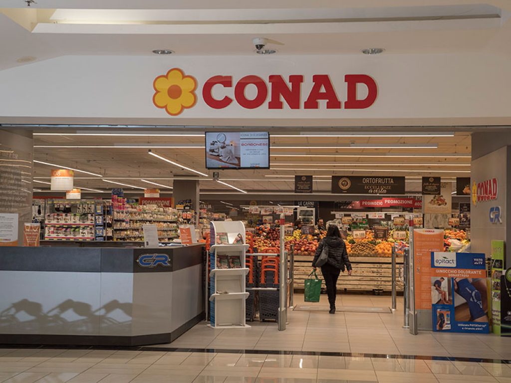 Conad ha chiuso un accordo con Auchan Retail per l’acquisizione della quasi totalità delle attività in Italia: ora si attende il via libera dell'Antitrust